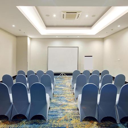 Aston Inn Pantai Losari Макасар Экстерьер фото