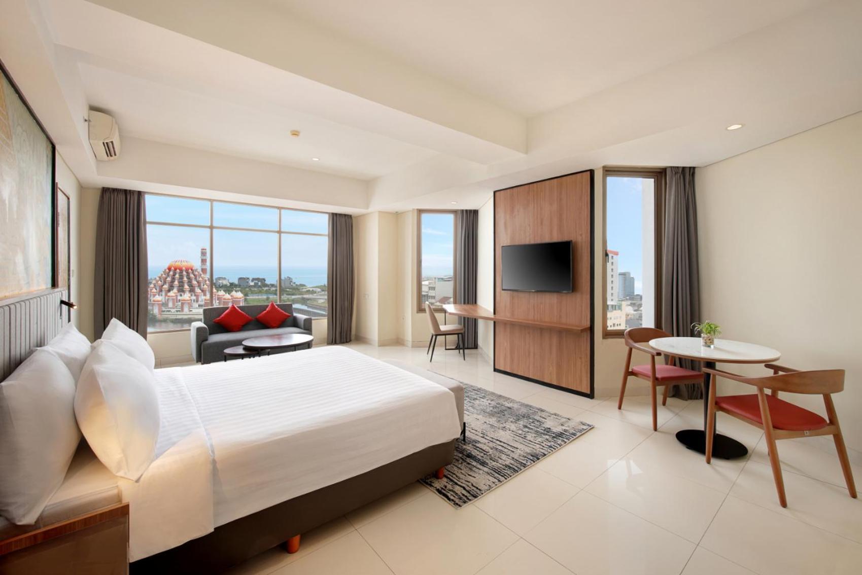 Aston Inn Pantai Losari Макасар Экстерьер фото