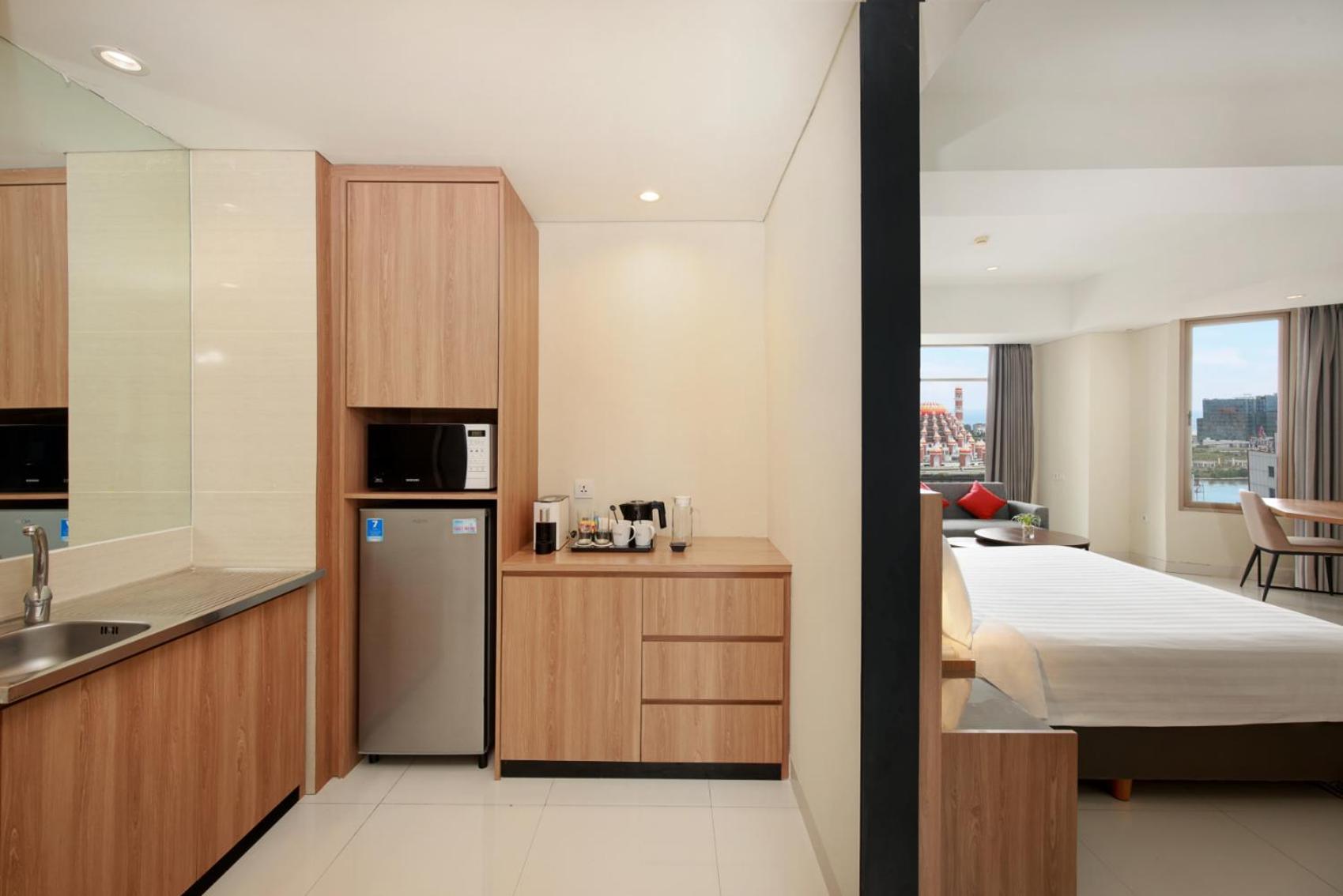 Aston Inn Pantai Losari Макасар Экстерьер фото