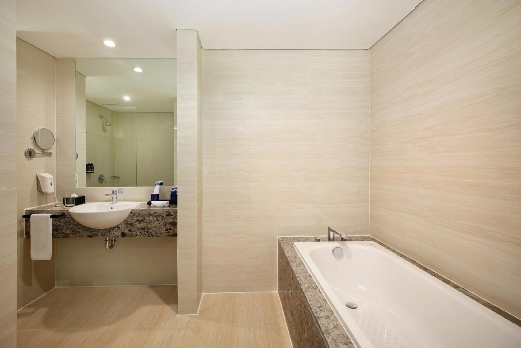 Aston Inn Pantai Losari Макасар Экстерьер фото