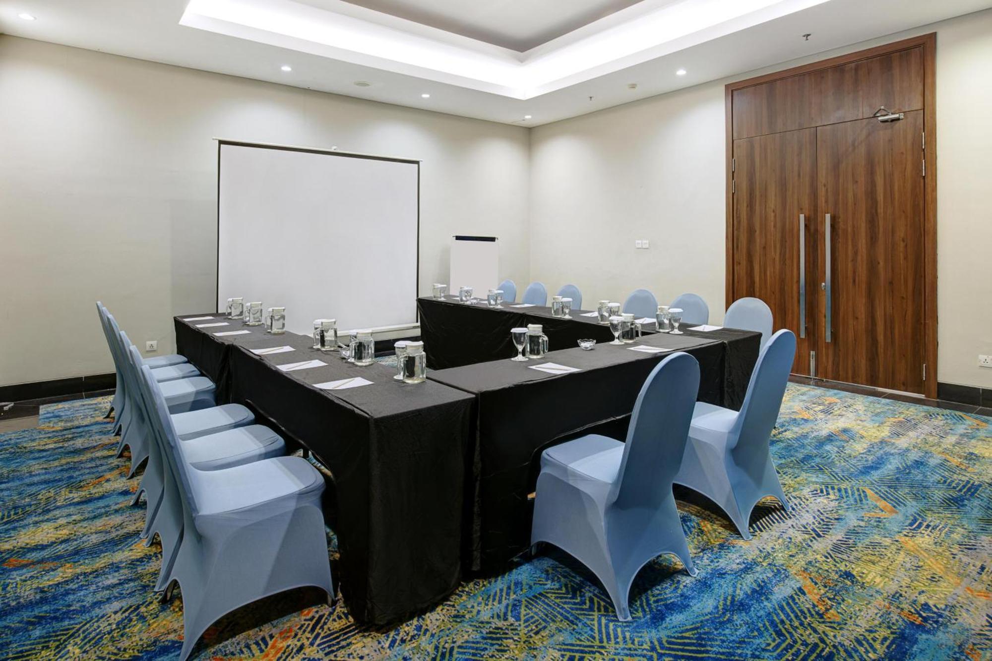 Aston Inn Pantai Losari Макасар Экстерьер фото