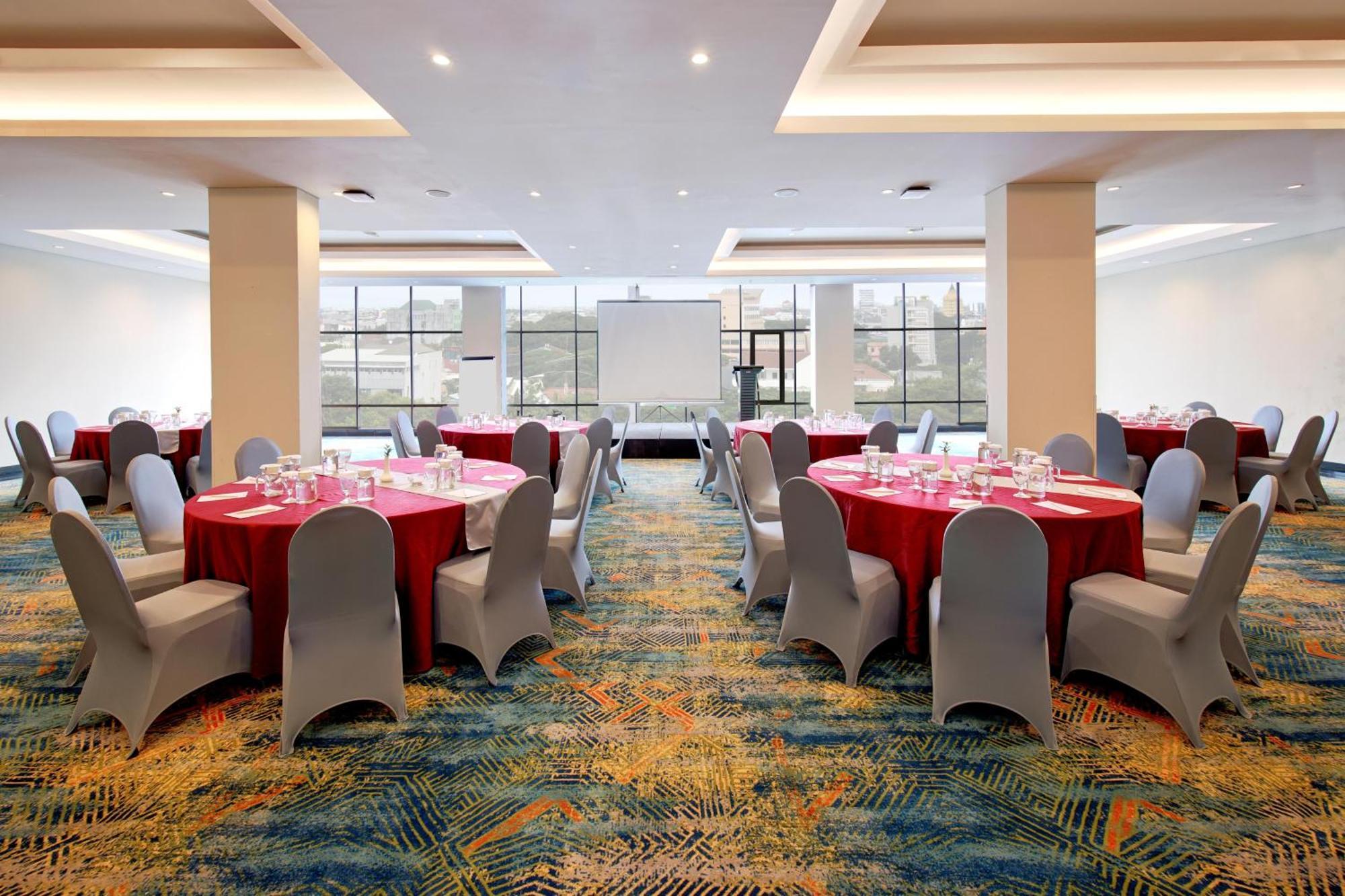 Aston Inn Pantai Losari Макасар Экстерьер фото