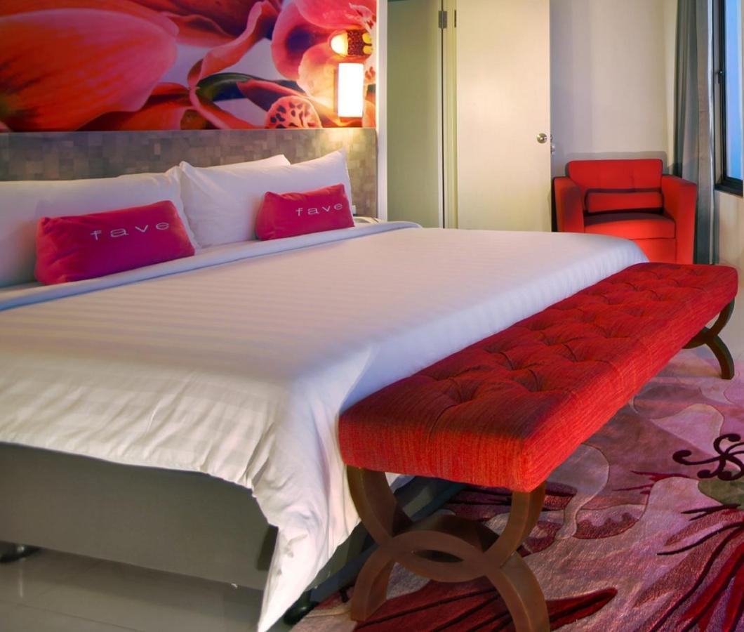 Aston Inn Pantai Losari Макасар Экстерьер фото
