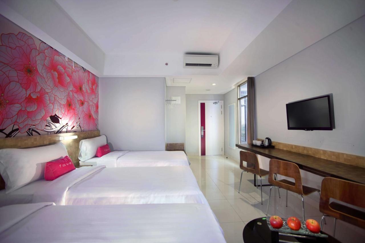 Aston Inn Pantai Losari Макасар Экстерьер фото