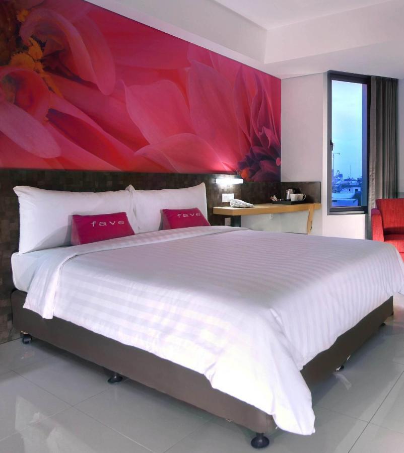 Aston Inn Pantai Losari Макасар Экстерьер фото