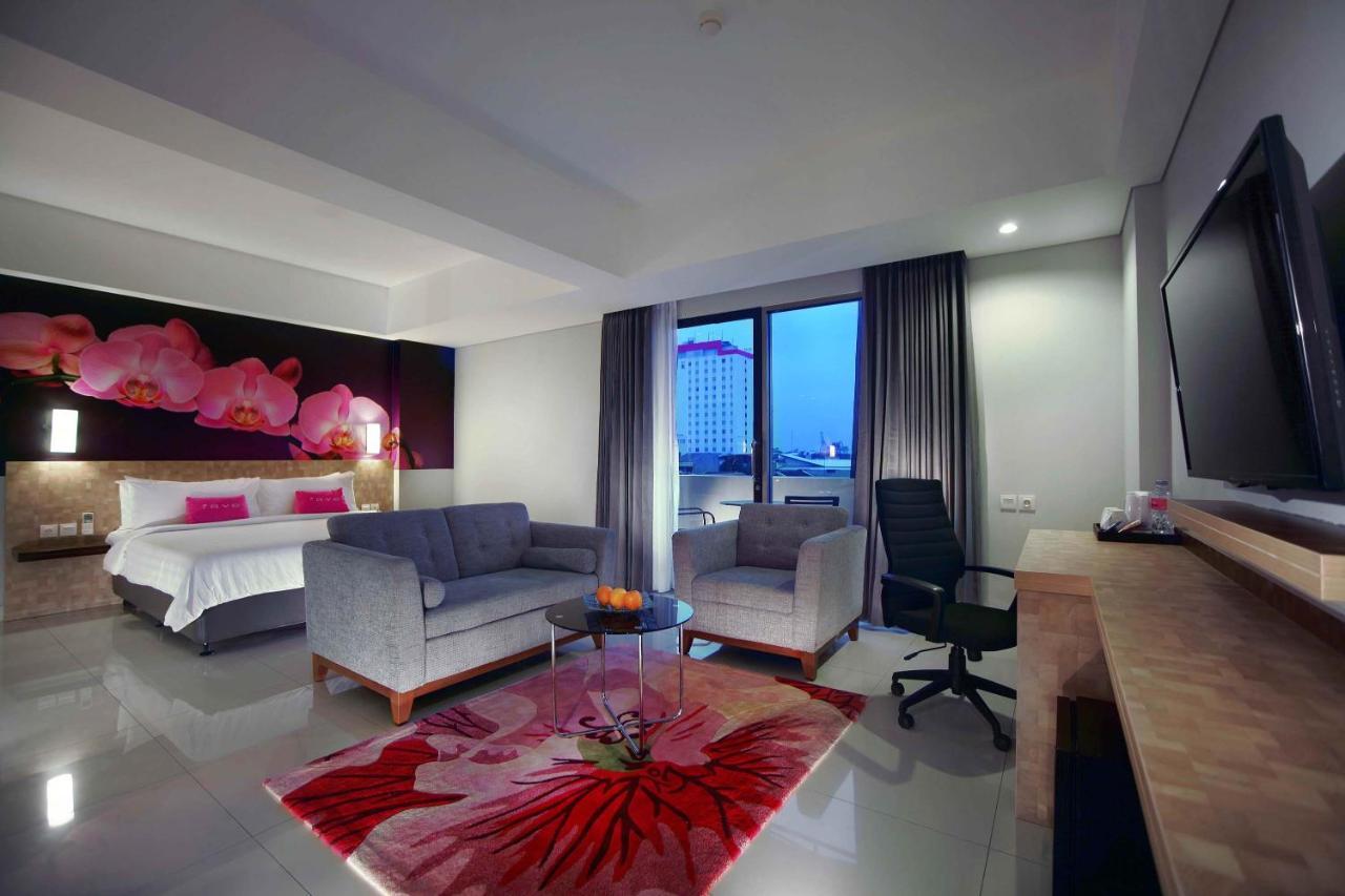 Aston Inn Pantai Losari Макасар Экстерьер фото